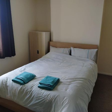 Self Catering 2 Bedroom Flat, Frequent Buses, 1-Minute Walk To Bus Stop, 20 Minutes To City Center Edinburgh Exterior foto
