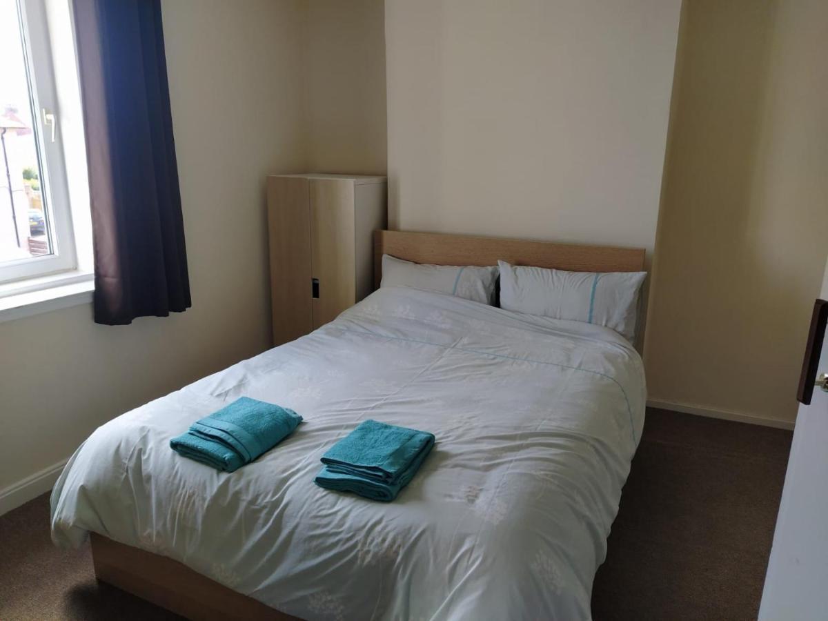 Self Catering 2 Bedroom Flat, Frequent Buses, 1-Minute Walk To Bus Stop, 20 Minutes To City Center Edinburgh Exterior foto