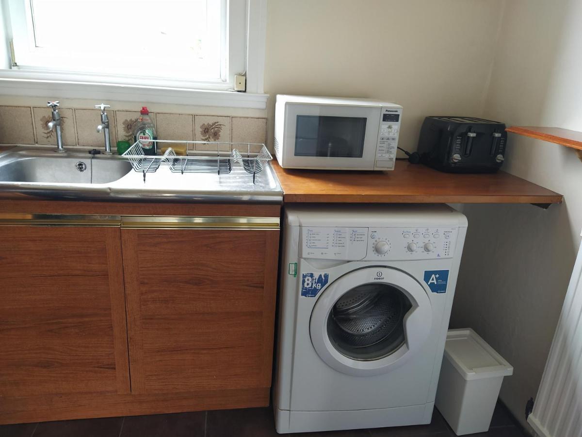 Self Catering 2 Bedroom Flat, Frequent Buses, 1-Minute Walk To Bus Stop, 20 Minutes To City Center Edinburgh Exterior foto