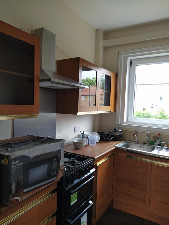 Self Catering 2 Bedroom Flat, Frequent Buses, 1-Minute Walk To Bus Stop, 20 Minutes To City Center Edinburgh Exterior foto