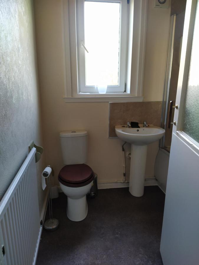 Self Catering 2 Bedroom Flat, Frequent Buses, 1-Minute Walk To Bus Stop, 20 Minutes To City Center Edinburgh Exterior foto