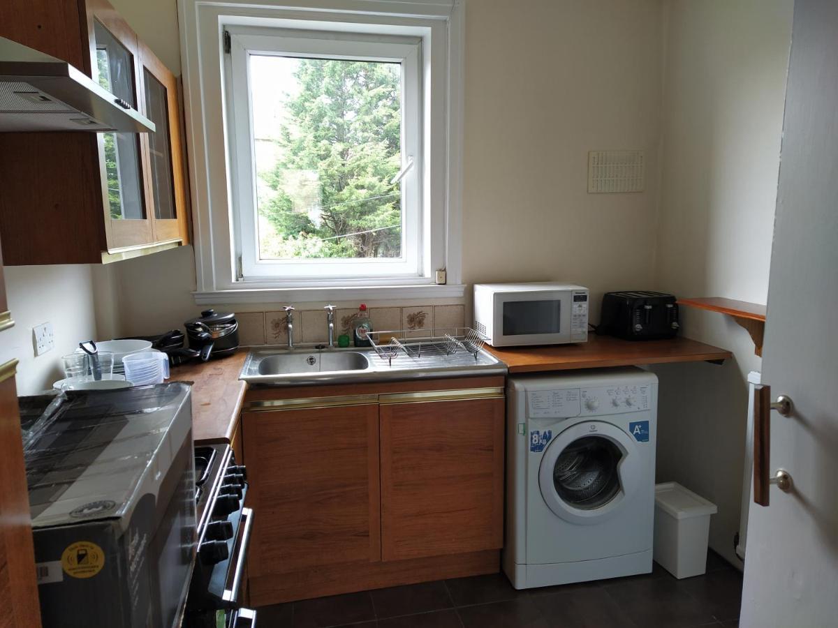 Self Catering 2 Bedroom Flat, Frequent Buses, 1-Minute Walk To Bus Stop, 20 Minutes To City Center Edinburgh Exterior foto