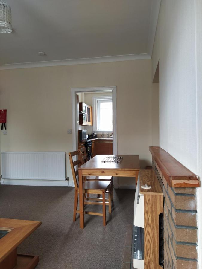 Self Catering 2 Bedroom Flat, Frequent Buses, 1-Minute Walk To Bus Stop, 20 Minutes To City Center Edinburgh Exterior foto