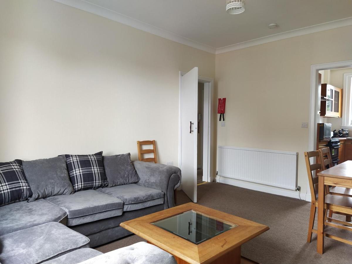 Self Catering 2 Bedroom Flat, Frequent Buses, 1-Minute Walk To Bus Stop, 20 Minutes To City Center Edinburgh Exterior foto